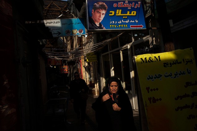 Mulher caminha em uma rua da cidade de Teerã, no Irã