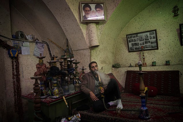 Homem fuma narguilé na cidade de Qom, no Irã