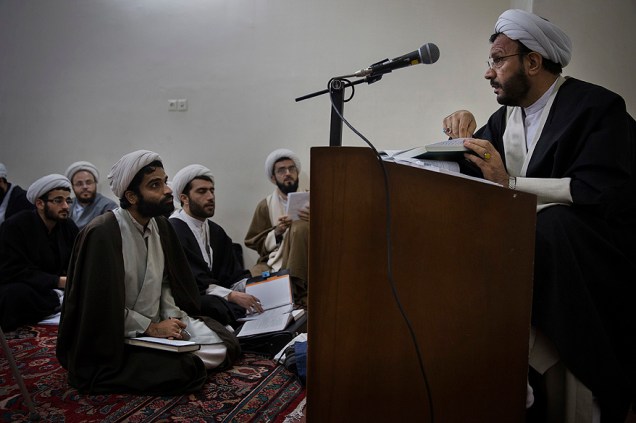 Religiosos assitem uma aula na universidade onde o Aiatolá Ruhollah Khomeini estudou, na cidade de Qom no Irã