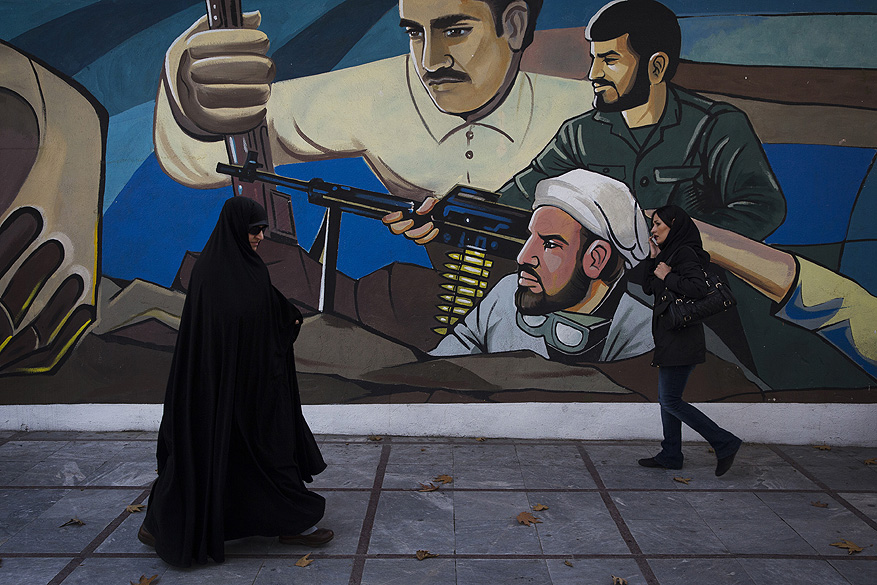 Pessoas caminham em frente a uma propaganda na cidade de Teerã, no Irã