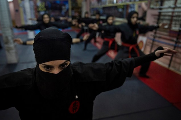 Mulheres praticam artes marciais em uma academia próxima à cidade de Teerã, no Irã