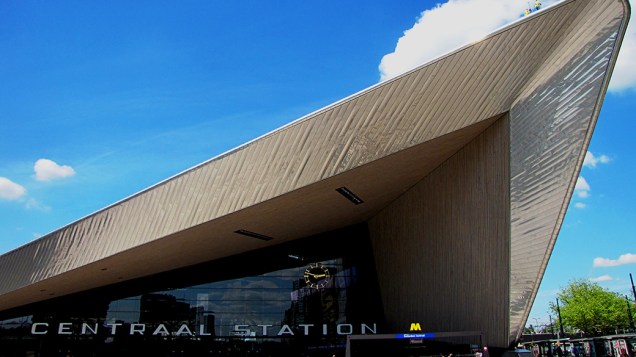Centraal Station, em Roterdã na Holanda. A estação foi reinaugurada em março de 2014. Cerca de 110.000 pessoas passam pelo local diariamente