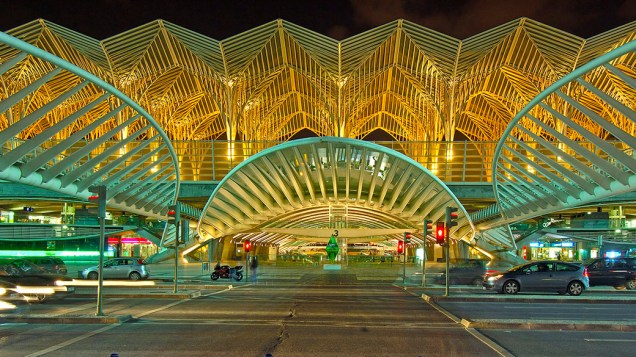 Estação Oriente, em Lisboa, Portugal. Construída em 1998 como um centro de transporte para a Exposição Mundial de Lisboa, a Expo-98