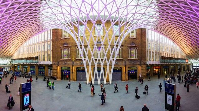 Kings Cross, em Londres. A estação é cenário da série de livros do personagem Harry Potter, onde o jovem bruxo usa uma plataforma secreta