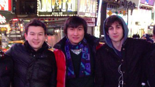 O terrorista do atentado contra a Maratona de Boston, Dzhokhar Tsarnaev (à dir.), posa com Azamat Tazhayakov (à esq.) e Dias Kadyrbayev em uma foto sem data tirada em Nova York