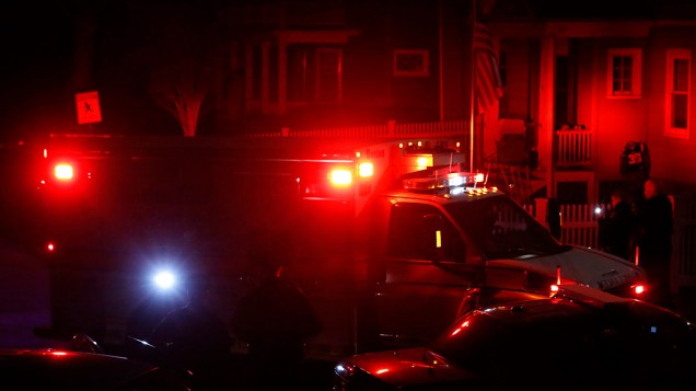 Ambulância deixa a Franklin Street, em Watertown com o suspeito Dzhokhar Tsarnaev sub custódia pela polícia