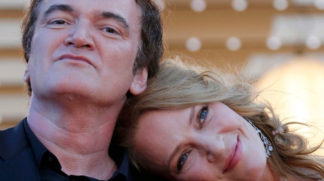 O diretor Quentin Tarantino e a atriz Uma Thurman posam para fotógrafos no taquepe vermelho do 67º Festival de Cinema de Cannes, na França
