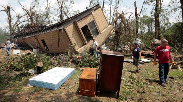 Casa fica virada para baixo depois da passagem de tornado na região de Shawnee, em Oklahoma