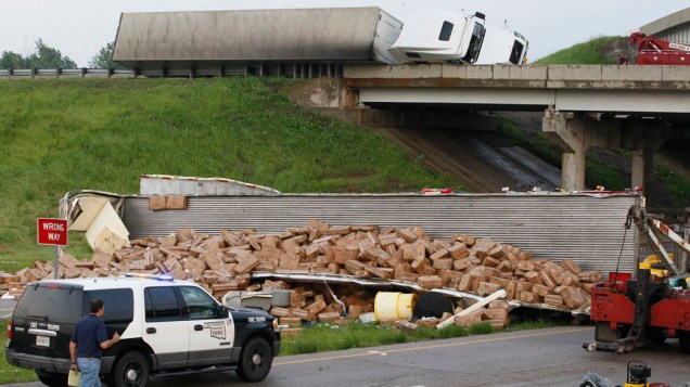 Caminhão tomba em uma estrada estadual após passagem de um tornado em Oklahoma, Estados Unidos