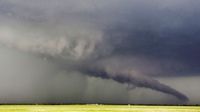 Tornado em formação perto do Kansas, no Estados Unidos