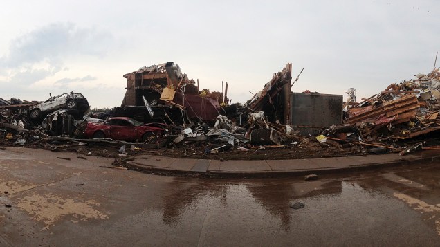 Edifícios destruídos e carros virados são vistos depois da passagem de um enorme tornado que atingiu Moore, Oklahoma
