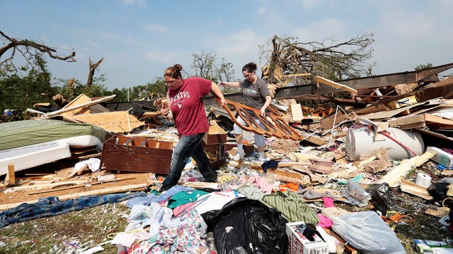 Uma série de tornados atravessaram o estado de Oklahoma neste domingo (19, deixando dezenas de mortos e feridos