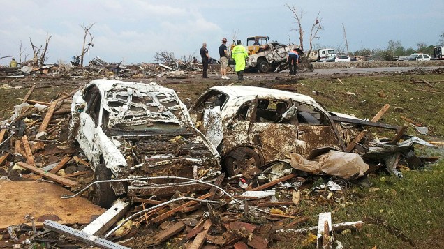Carros destruídos são vistos depois de um enorme tornado atingiu Moore, Oklahoma