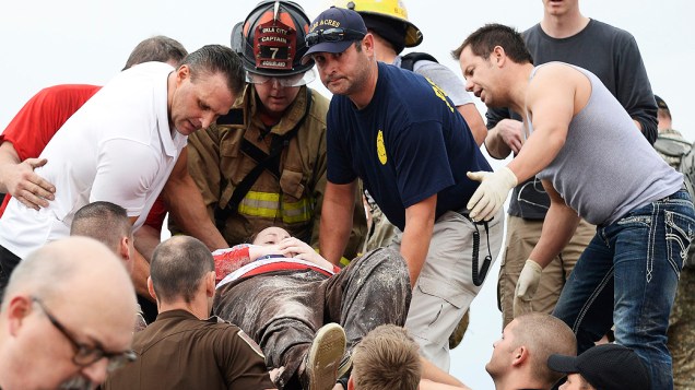 Equipes de resgate ajudar a resgatar uma das 15 pessoas que estavam presas entres os escombros de um edifício médico no complexo hospitalar em Moore, Oklahoma