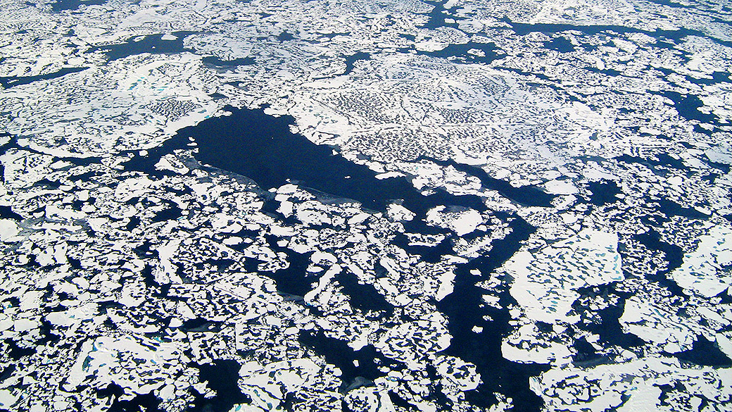Rachaduras vistas sobre a cobertura de gelo do Oceano Ártico ao norte do Alasca