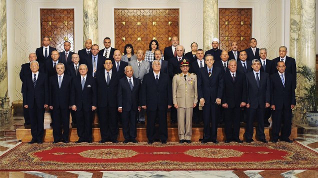Presidente interino do Egito Adli Mansur posa com membros do novo governo no Cairo, nesta terça-feira (16)
