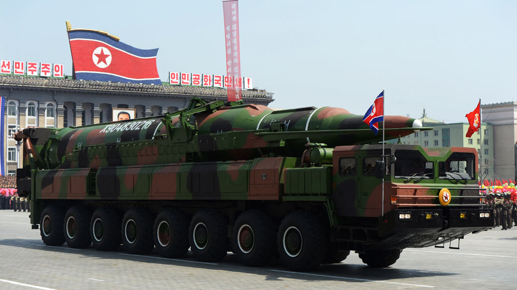 Veículo militar carrega míssel Taepodong, durante desfile militar na Coréia do Norte em 13 de fevereiro