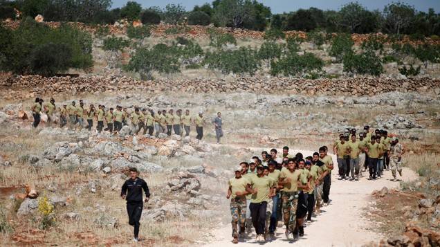 Conflitos na Síria já duram mais de três anos. Na foto, soldados do exército nacional em treinamento no distrito de Idlib, noroeste do país