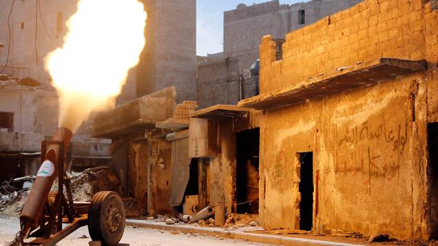 Combatentes do exército sírio disparam um foguete na cidade de Aleppo, norte do país. Os conflitos na Síria já duram mais de três anos