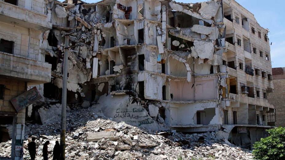 Conflitos na Síria já duram mais de três anos, deixando mais de 162 mil mortos. Na foto, civis observam um prédio destruído na cidade de Aleppo, ao norte do país