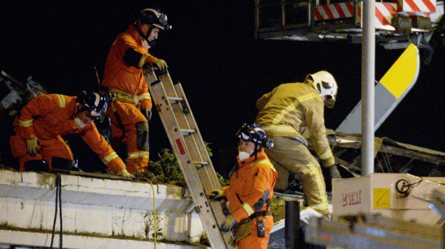 Equipes de resgate examinam destroços onde um helicóptero da polícia que caiu às margens do rio Clyde, em Glasgow, na Escócia