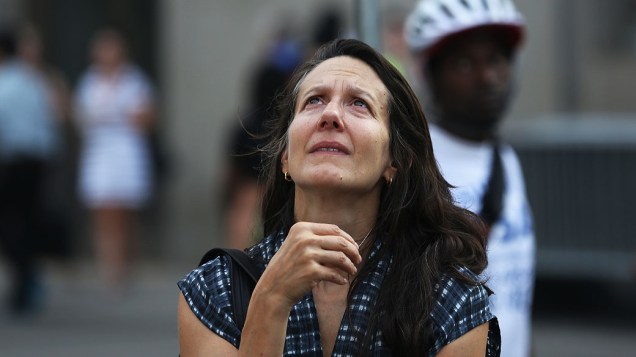 Mulher participa de cerimônia, em Nova York, em homenagem às vítimas dos atentados de 11 de setembro de 2001