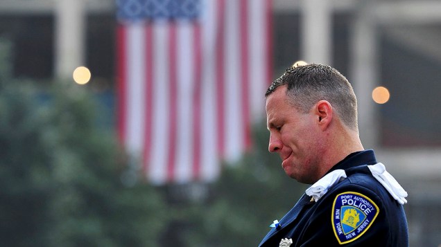 Policial participa, em Nova York, de homenagem às vítimas dos ataques ao World Trade Center em 2001