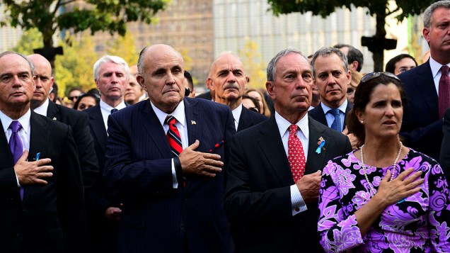 O ex-prefeito de Nova York Rudy Giuliani e o atual prefeito, Michael Bloomberg, prestam homenagem às vítimas dos atentados de 11 de setembro de 2001