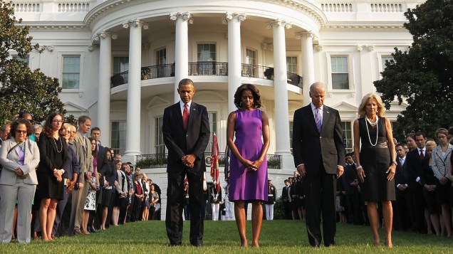 O presidente dos Estados Unidos, Barack Obama, e a primeira-dama Michelle Obama prestam homenagem, no jardim da Casa Branca, às vítimas dos ataques de 11 de setembro de 2001
