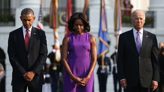O presidente dos Estados Unidos, Barack Obama, a primeira-dama Michelle Obama e o vice-presidente, Joe Biden, prestam homenagem, no jardim da Casa Branca, às vítimas dos ataques de 11 de setembro de 2001