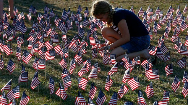 Garota coloca bandeiras dos EUA em parque de Winnetka (Illinois) em memória das vítimas do 11 de Setembro de 2001
