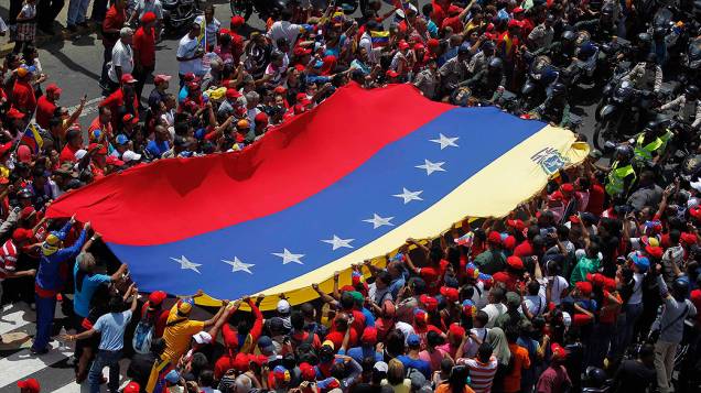 Milhares de pessoas acompanham cortejo fúnebre de Hugo Chávez pelas ruas da capital Caracas