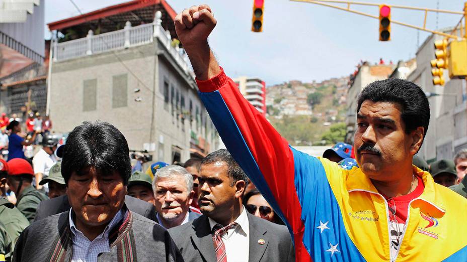 Vice-presidente venezuelano, Nicolas Maduro e presidente da Bolívia, Evo Morales andam na frente do veículo que transporta o caixão do falecido Hugo Chávez