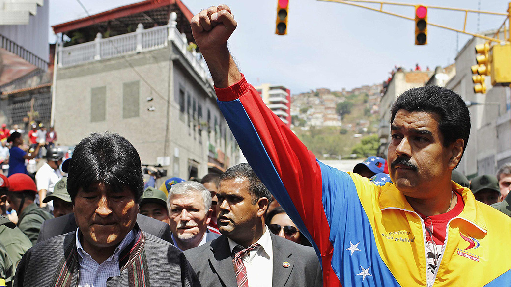 Vice-presidente venezuelano, Nicolas Maduro e presidente da Bolívia, Evo Morales andam na frente do veículo que transporta o caixão do falecido Hugo Chávez