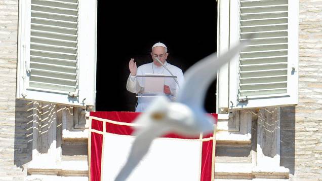 Gaivota sobrevoa a praça de São Pedro no Vaticano enquanto o papa Francisco faz a oração do Regina Coeli