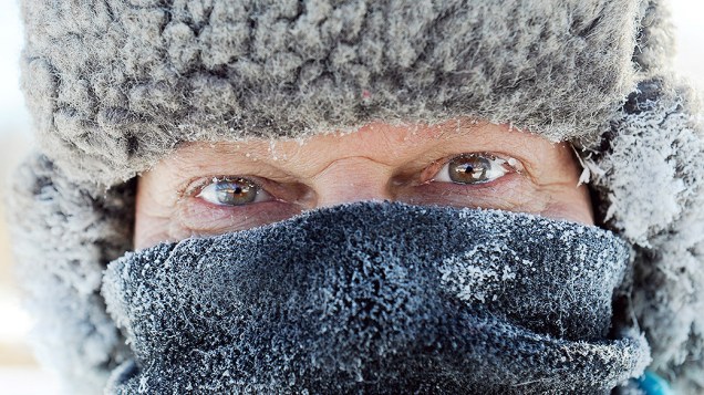 <p>Homem encara o frio para realizar sua caminhada diária em Minneapolis, Minnesota, que tem registrado as temperaturas mais baixas em quase vinte anos</p>