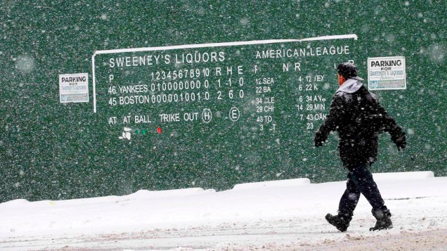 <p>Homem atravessa uma rua durante uma tempestade de neve em Lawrence, Massachusetts, nos Estados Unidos</p>