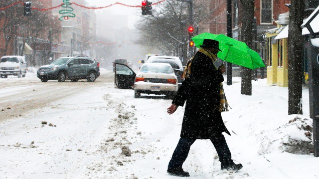 <p>Homem usa um guarda-chuva enquanto atravessa uma rua durante uma tempestade de neve em Lawrence, Massachusetts, nos Estados Unidos</p>