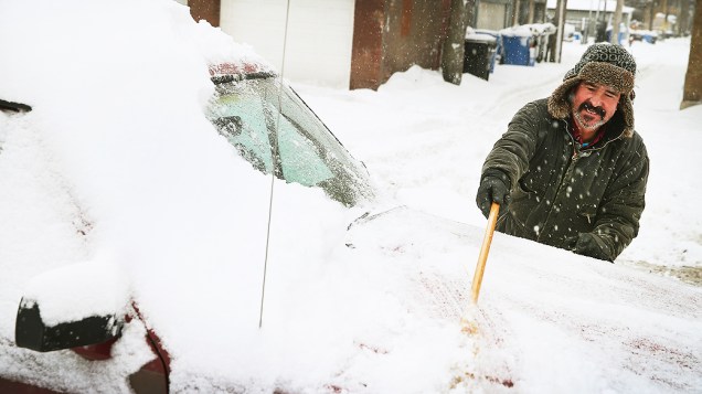 <p>Homem limpa a neve de seu caminhão em Chicago, Illinois</p>