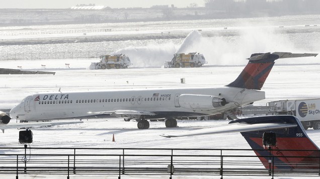 <p>Máquinas trabalham para limpar a neve de uma das pistas do aeroporto JFK, em Nova York</p>