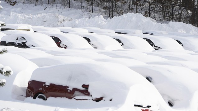 <p>Imagem mostra carros cobertos por neve em Danvers, Massachusetts, nos Estados Unidos</p>