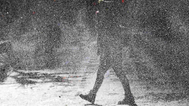<p>Mulher caminha em meio a uma tempestade de neve no centro de Chicago, Illinois</p>
