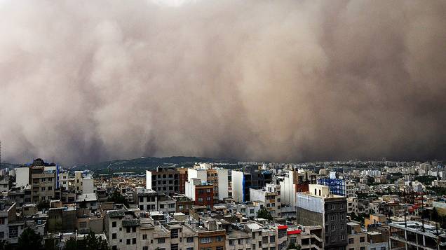 Tempestade de areia de grandes proporções se aproxima de Teerã, capital do Irã