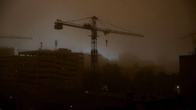 Teerã escurece durante a tempestade de areia que atingiu a capital iraniana
