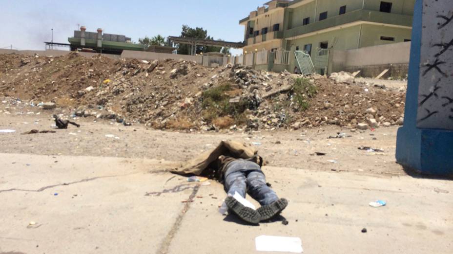Corpo de um soldado iraquiano é fotografado em uma das ruas da cidade de Mosul, atacada pelos terroristas do EIIL