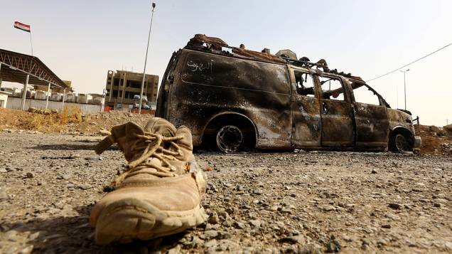 Veículo das autoridades iraquianas é queimado um dia depois de terroristas do EIIL atacarem a cidade de Baiji