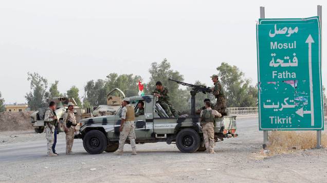 Forças de segurança curdas vigiam os arredores da cidade de Kirkuk, no Iraque