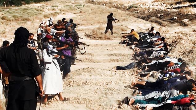 Imagem divulgada pelo site jihadista Welayat Salahuddin mostra militantes do Estado Islâmico do Iraque e do Levante (EIIL) executando dezenas de iraquianos membros das forças de segurança em um local desconhecido