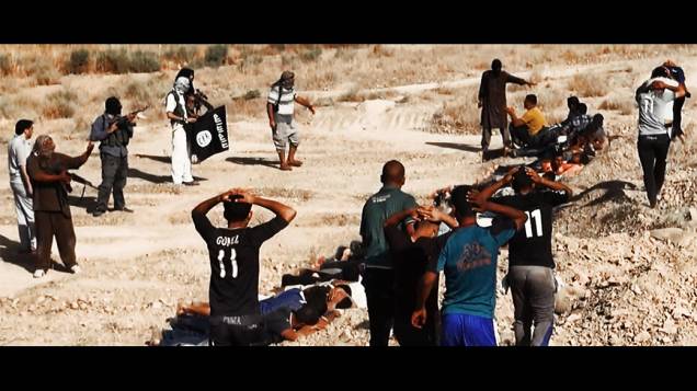 Imagem divulgada pelo site jihadista Welayat Salahuddin mostra militantes do Estado Islâmico do Iraque e do Levante (EIIL) executando dezenas de iraquianos membros das forças de segurança em um local desconhecido