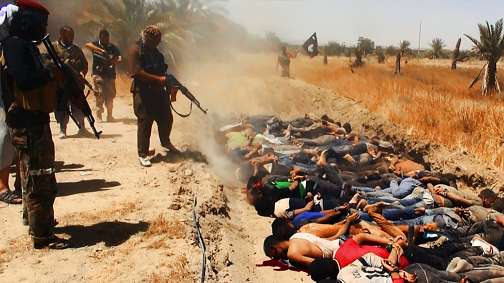 Imagem divulgada pelo site jihadista Welayat Salahuddin mostra militantes do Estado Islâmico do Iraque e do Levante (EIIL) executando dezenas de iraquianos membros das forças de segurança em um local desconhecido